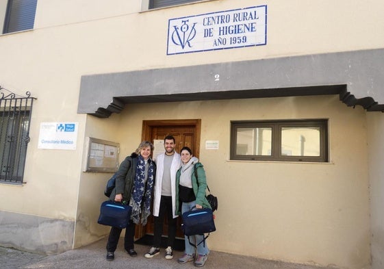 El farmacéutico Miguel Vergara Valenzuela, flanqueado por la médica Ana Bas Angulo y la enfermera Ana Zorzano López, el viernes por la mañana a las puertas del consultorio y botiquín rural de Santurdejo.