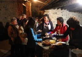 Cientos de personas saborearon las pingadas preparadas y repartidas por los Amigos de la Historia de Préjano.