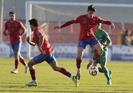 El jugador del Calahorra David Sánchez controla el balón, en La Planilla.