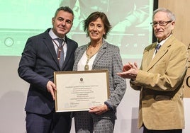 Maru Hernáiz posa con el alcalde de Cenicero y con el presidente de la Asociación de Amigos de Cenicero.