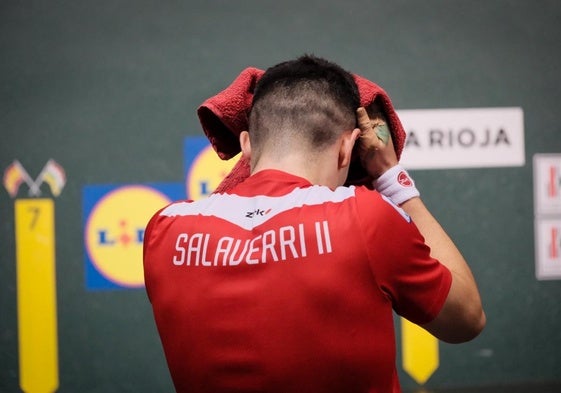 El zaguero riojano Rubén Salaverri se seca el sudor en un partido anterior.