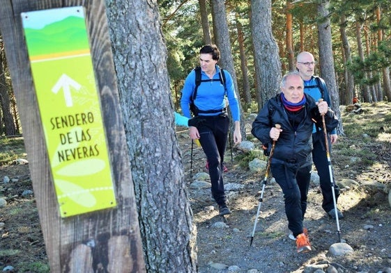 Unos hombres alcanzan la cima del Moncalvillo el año pasado.