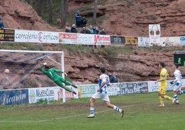 Uno de los diez goles que anotó el Náxara durante su partido del domingo contra el Yagüe en La Salera.