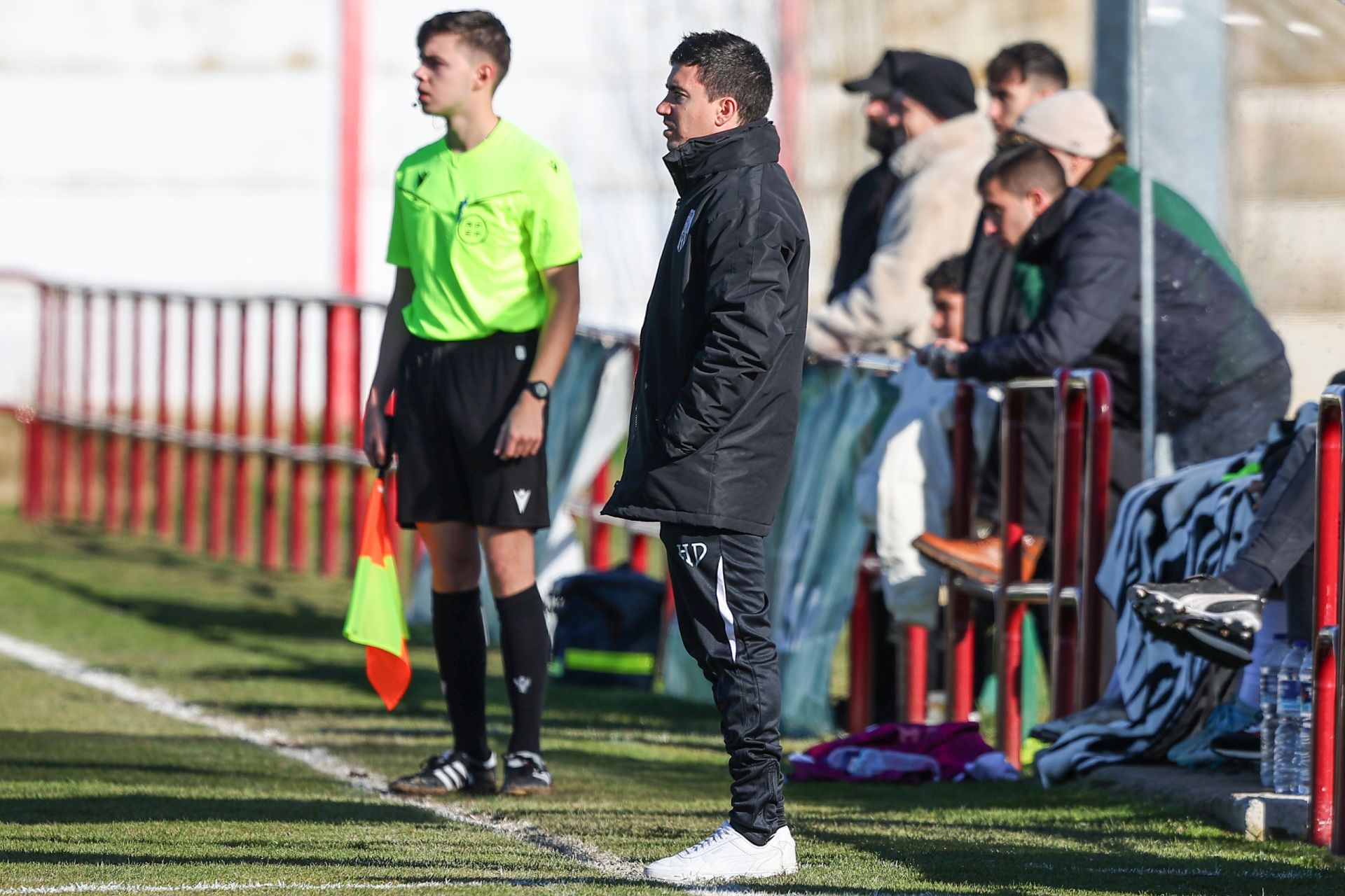 Alberto Azofra en el banquillo del Haro.
