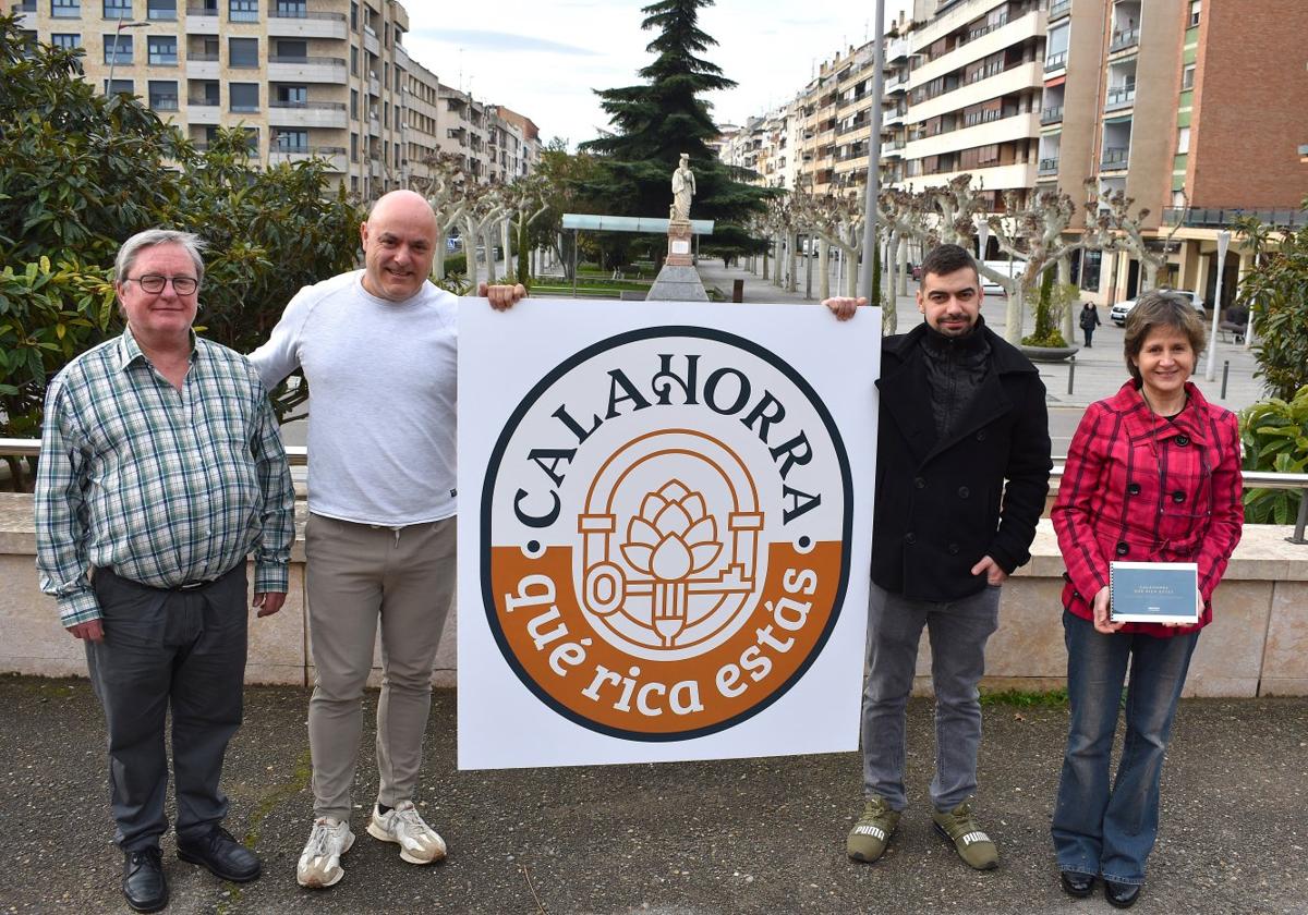 Los representantes la Asociación de Hosteleros y Hoteleros, con el logotipo del proyecto 'Calahorra qué rica estás'.