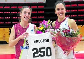 Elena Salcedo (derecha) sostiene la camiseta conmemorativa junto a su compañera Mónica Alonso.