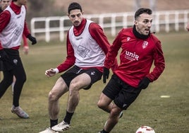 Pablo Valcarce juega el esférico en la sesión de ayer presionado por Bobadilla.