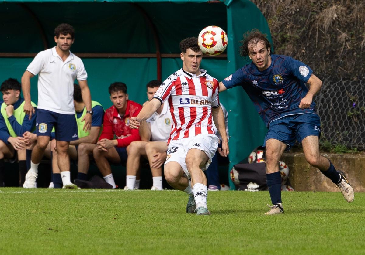 Ález Martínez pugna por el balón con Albizua, jugador de la SD Logoñés