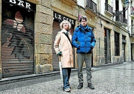 El lugar del atentado. Ana Iríbar y su hijo Javier se detienen ante el bar La Cepa, junto a la placa en memoria de Gregorio Ordóñez.