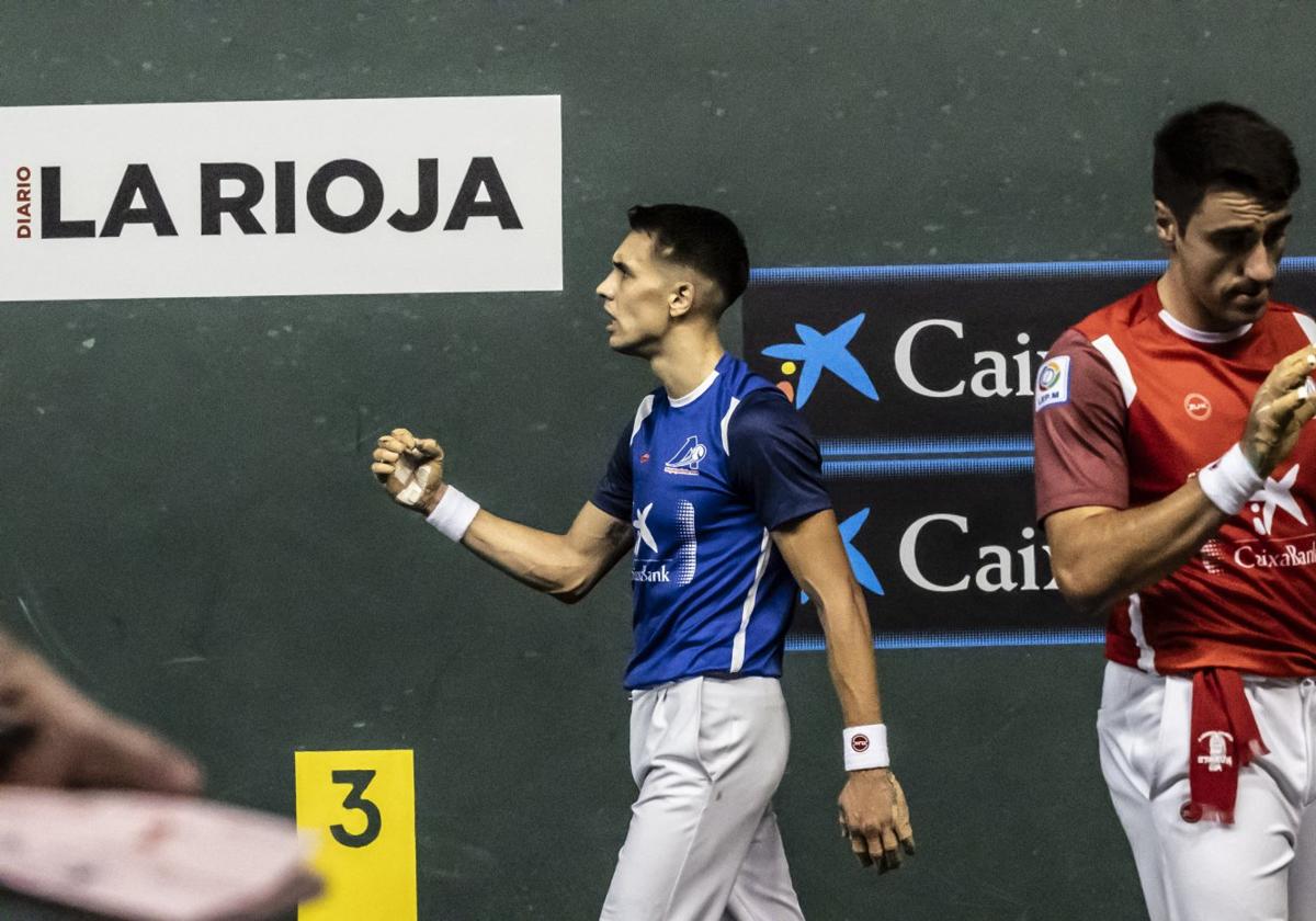 Javier Zabala celebra un tanto durante un partido.