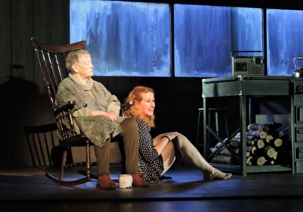 Las actrices María Galiana y Lucía Quintana en una escena de la obra de teatro 'La reina de la belleza de Leenane'.