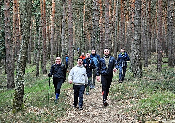 David y Jorge descienden del Moncalvillo en plena ruta senderista.