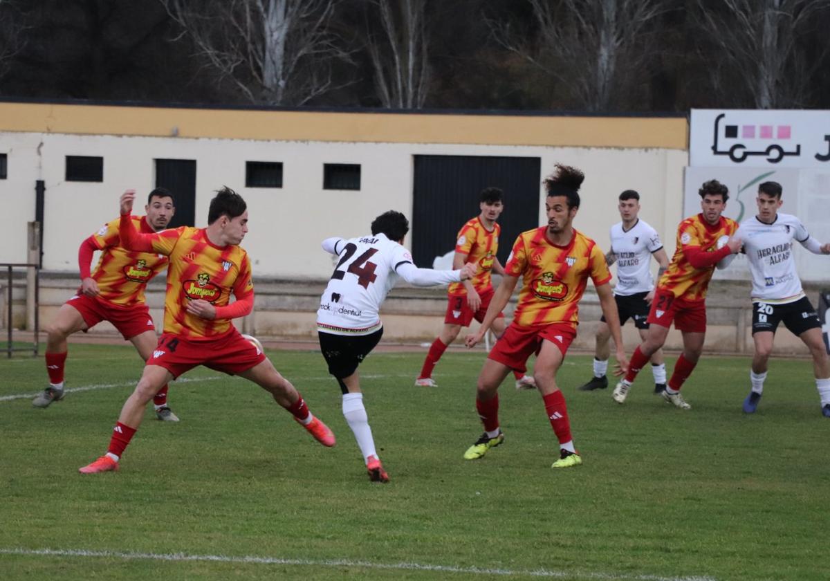 Primer disparo. Tras recibir un balón en el área de Riccobene, Ayensa recortó a Tudela y disparó a puerta; lo repelió de manos Troya.