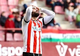 Lupu se echa las manos a la cabeza.