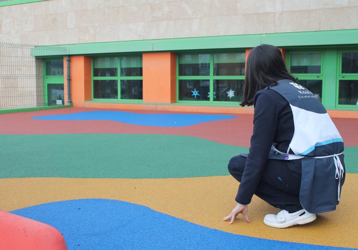 La escuela infantil de Nájera renueva el suelo de su parque