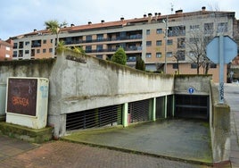Entrada al aparcamiento público La Cerrada de Albelda de Iregua, sin uso desde su construcción en 2010.