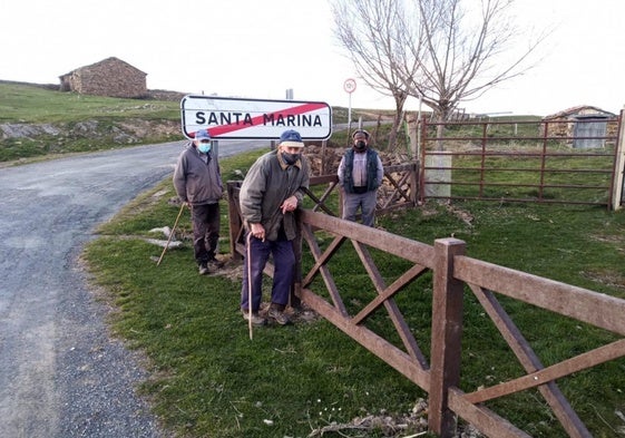 Marino, José Luis y Chuchi posaban en Santa Marina en 2021.