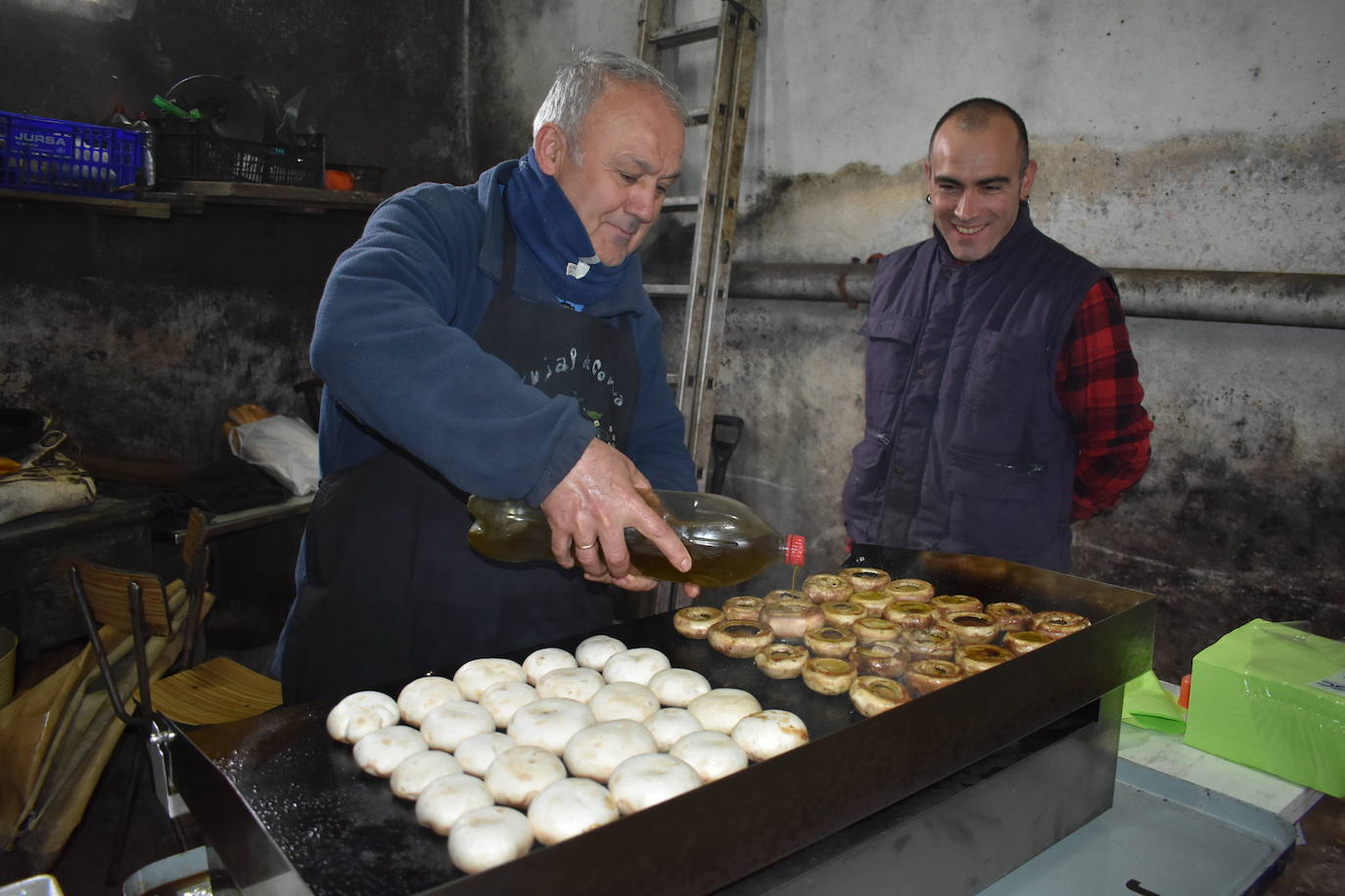 El reparto de las tostadas en Corera, en imágenes