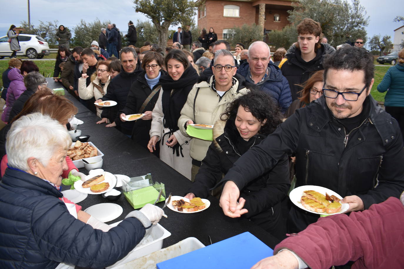 El reparto de las tostadas en Corera, en imágenes