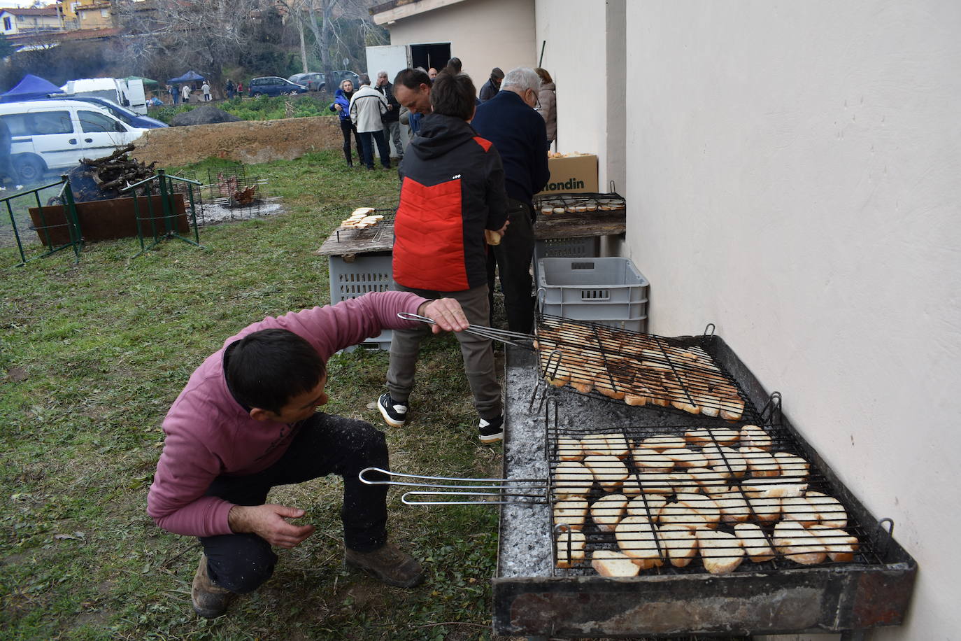 El reparto de las tostadas en Corera, en imágenes