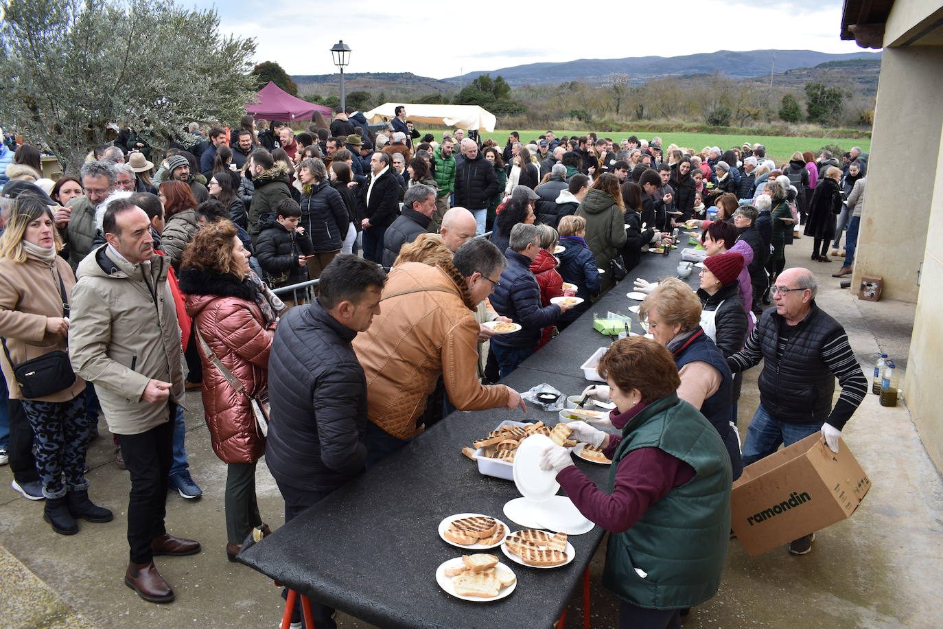 El reparto de las tostadas en Corera, en imágenes