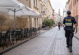 Un agente de la Policía Local de Logroño, en una imagen de archivo.