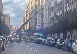 Los Bomberos de Logroño rescatan de su domicilio a una persona mayor