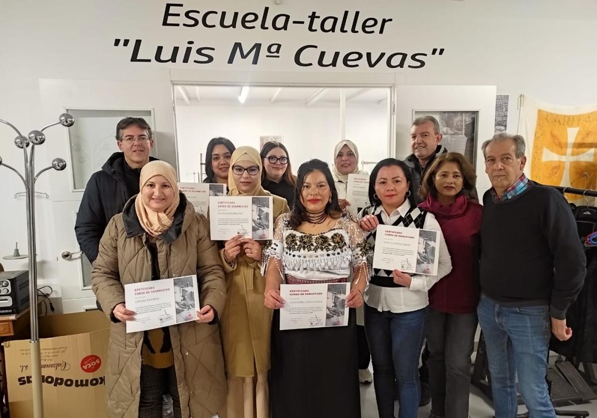 Foto de familia de los últimos formados en guarnecido.