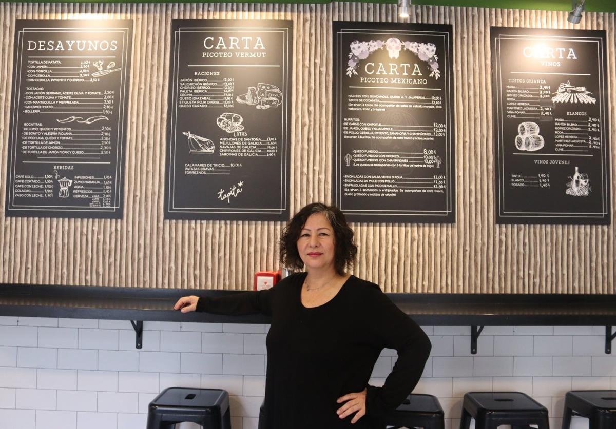 Lucía Ramírez posa sonriente en el interior del gastrobar Riomex.