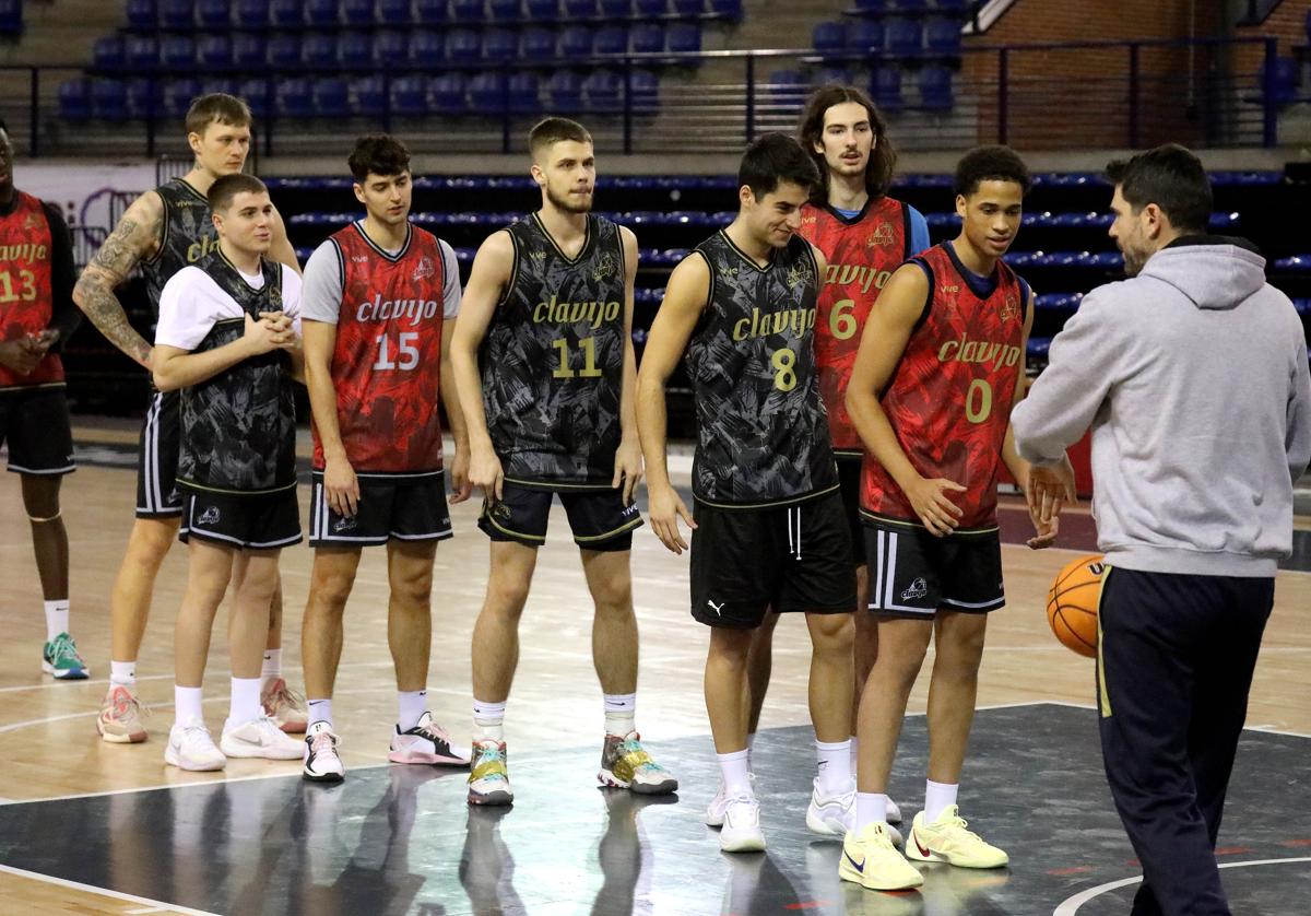 Úriz junto a sus jugadores en un entrenamiento del Clavijo en el Palacio de los Deportes.