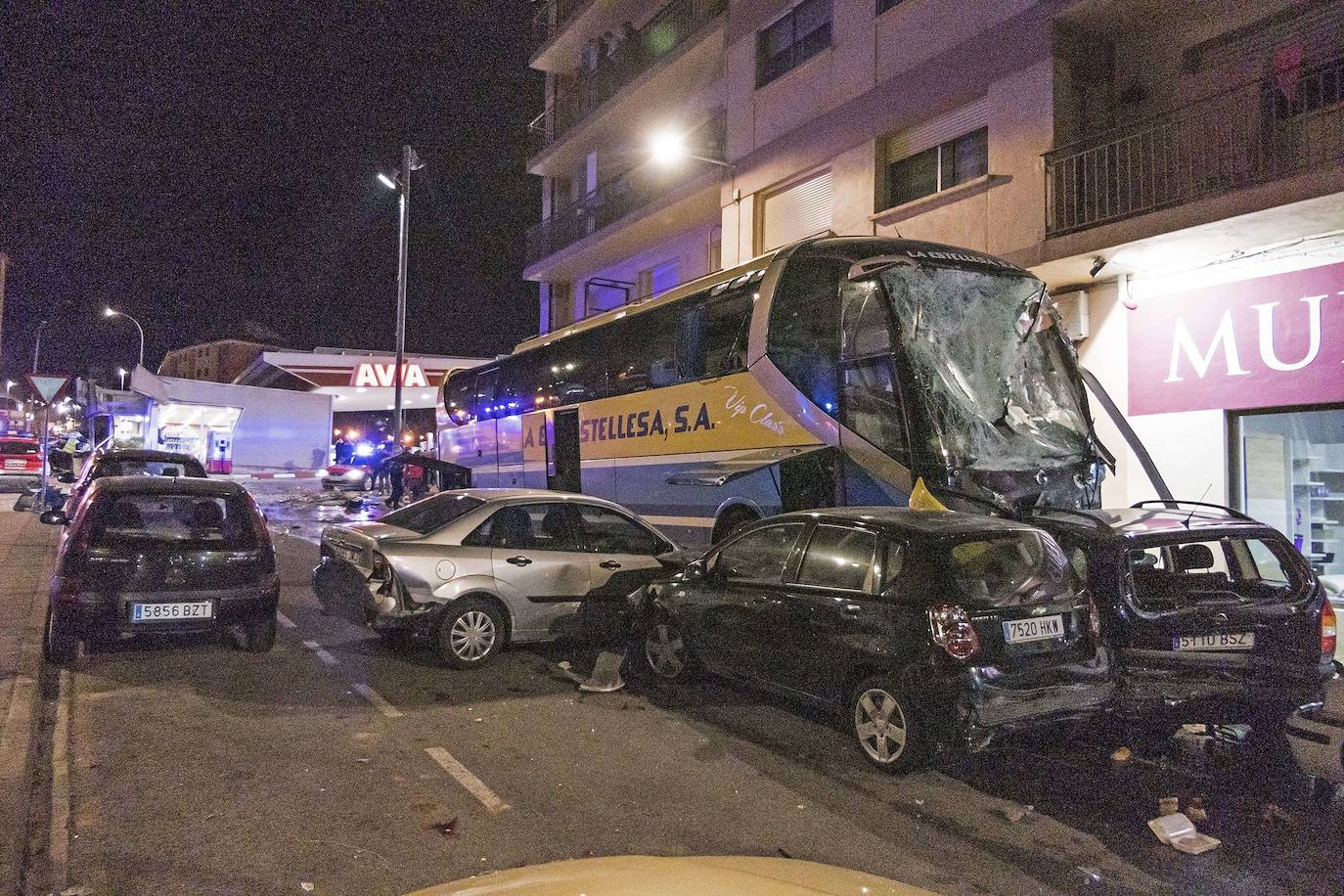 El autobús accidentado en la entrada de Estella, junto a los vehículos que acabó arrollando.