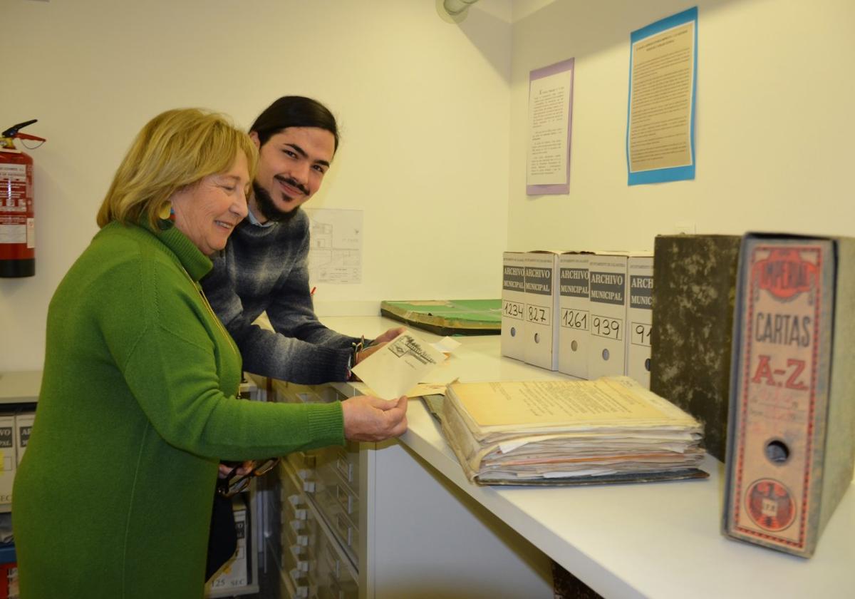 La concejala del Archivo, Isabel Sáenz, junto a Marcos Herreros, de Amigos de la Historia, con parte de la documentación de la fábrica entregada.