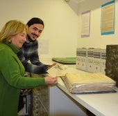 La concejala del Archivo, Isabel Sáenz, junto a Marcos Herreros, de Amigos de la Historia, con parte de la documentación de la fábrica entregada.