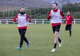 Bobadilla, a la derecha, sonríe durante un entrenamiento con las UDL.