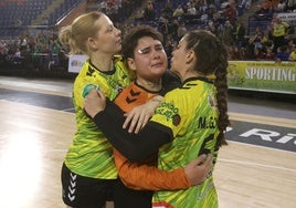 Geandra es consolada por Karol y Marina tras caer derrotado el Grafometal.