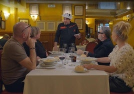 Txebiko sirve a los comensales en su restaurante.