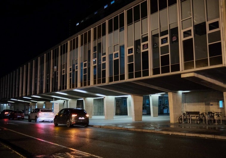 El apagón del miércoles afectó también a la iluminación exterior del Hospital San Pedro.