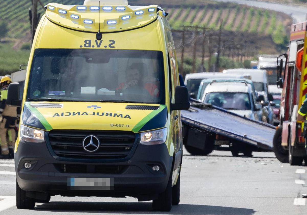 Imagen de archivos de una ambulancia en la carretera.