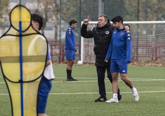 Carlos Pouso da indicaciones durante un entrenamiento.