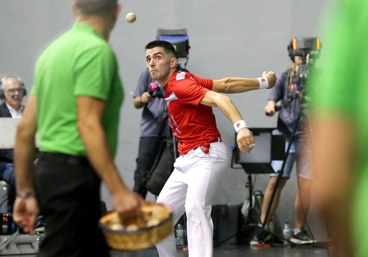 Salaverri se dispone a devolver una pelota durante la pasada feria de San Mateo.