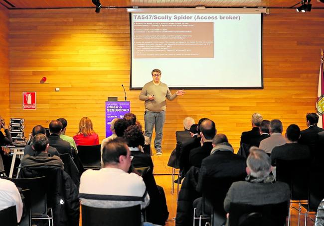 Asistentes a la jornada, durante la primera ponencia.