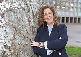 Raquel Velilla posa junto a un árbol de la logroñesa plaza Tomás y Valiente, donde se ubica el Colegio de Enfermería de La Rioja.