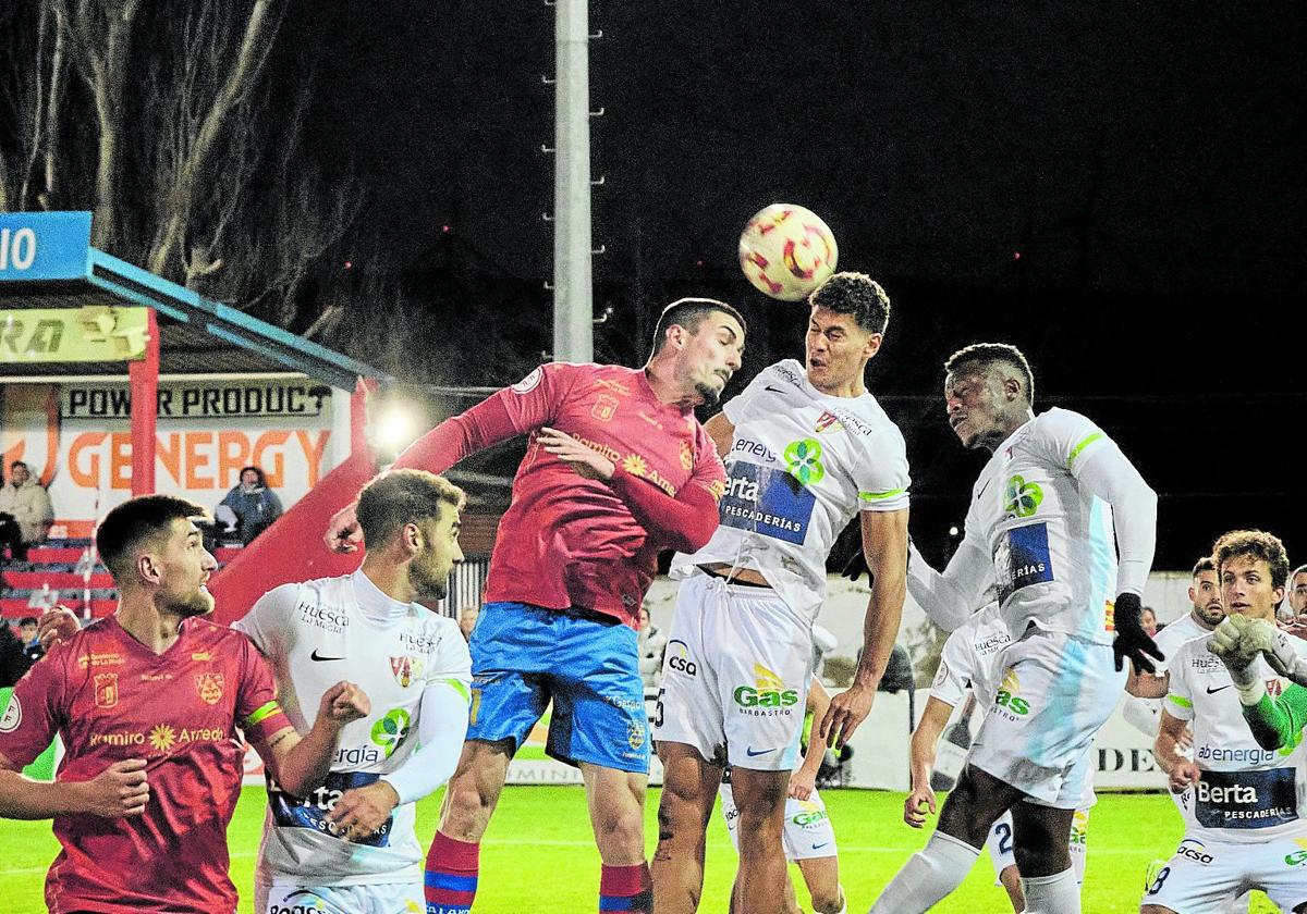 El atacante del Calahorra Chus Villar y el defensor de la UD Barbastro Ian Oliveira en un lance con un balón aéreo.