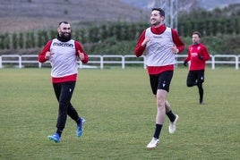 Lupu y Bobadilla sonríen mientras corren por el césped del campo principal de Valdegastea.