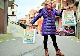 Fabiola Pérez, presidenta de El Colletero, posa con las bolsas de la dana en Nalda.