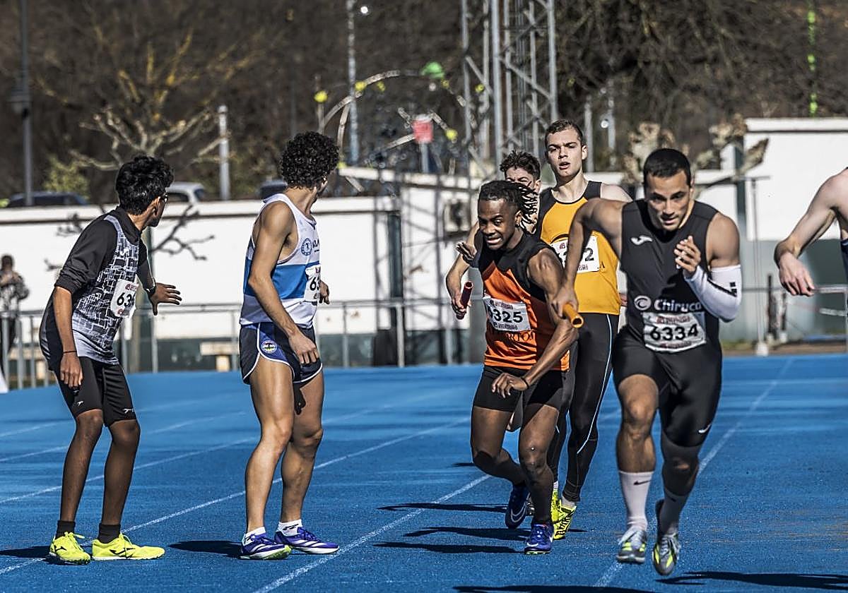 Alberto Urquía inicia en cabeza la tercera posta del relevo masculino.