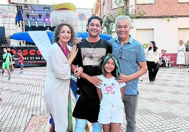 La familia disfruta de una fiesta en la plaza de Azofra.