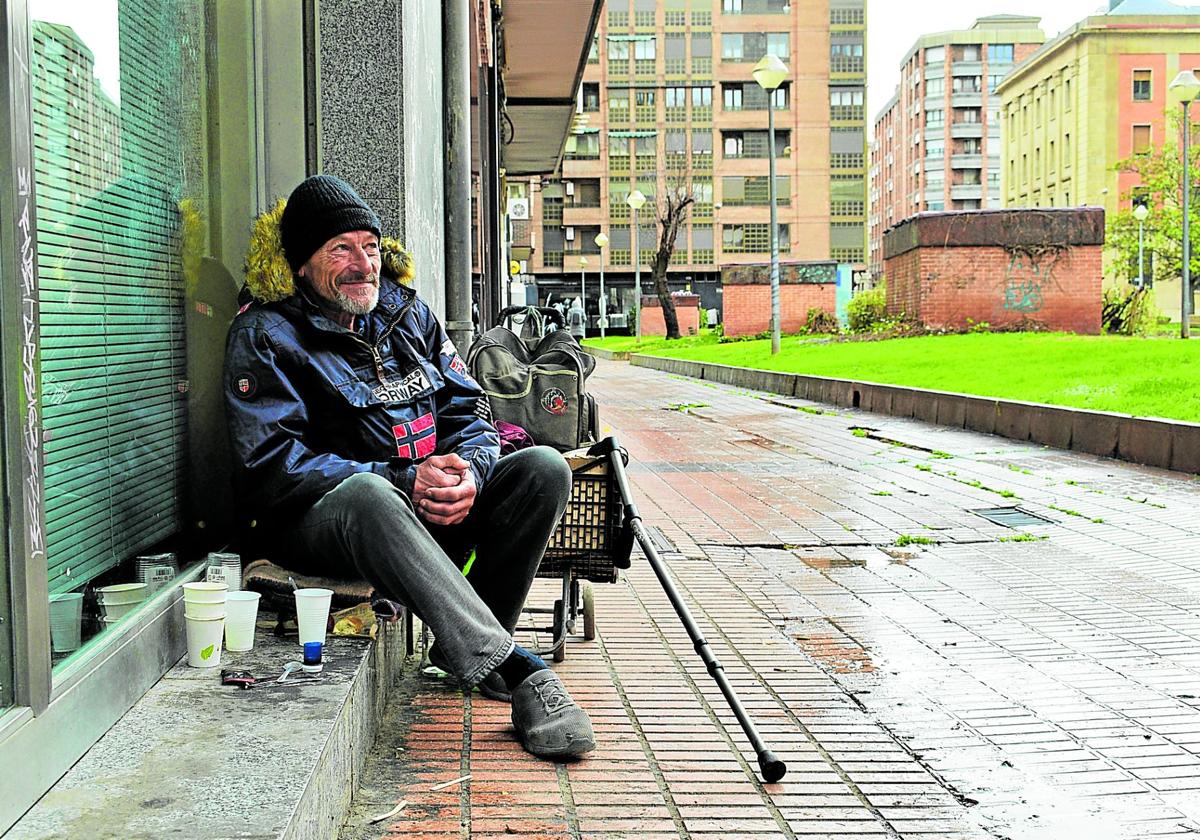 El sintecho lituano Virginijus, en la mañana del pasado jueves en la plaza de la Paz de Logroño.