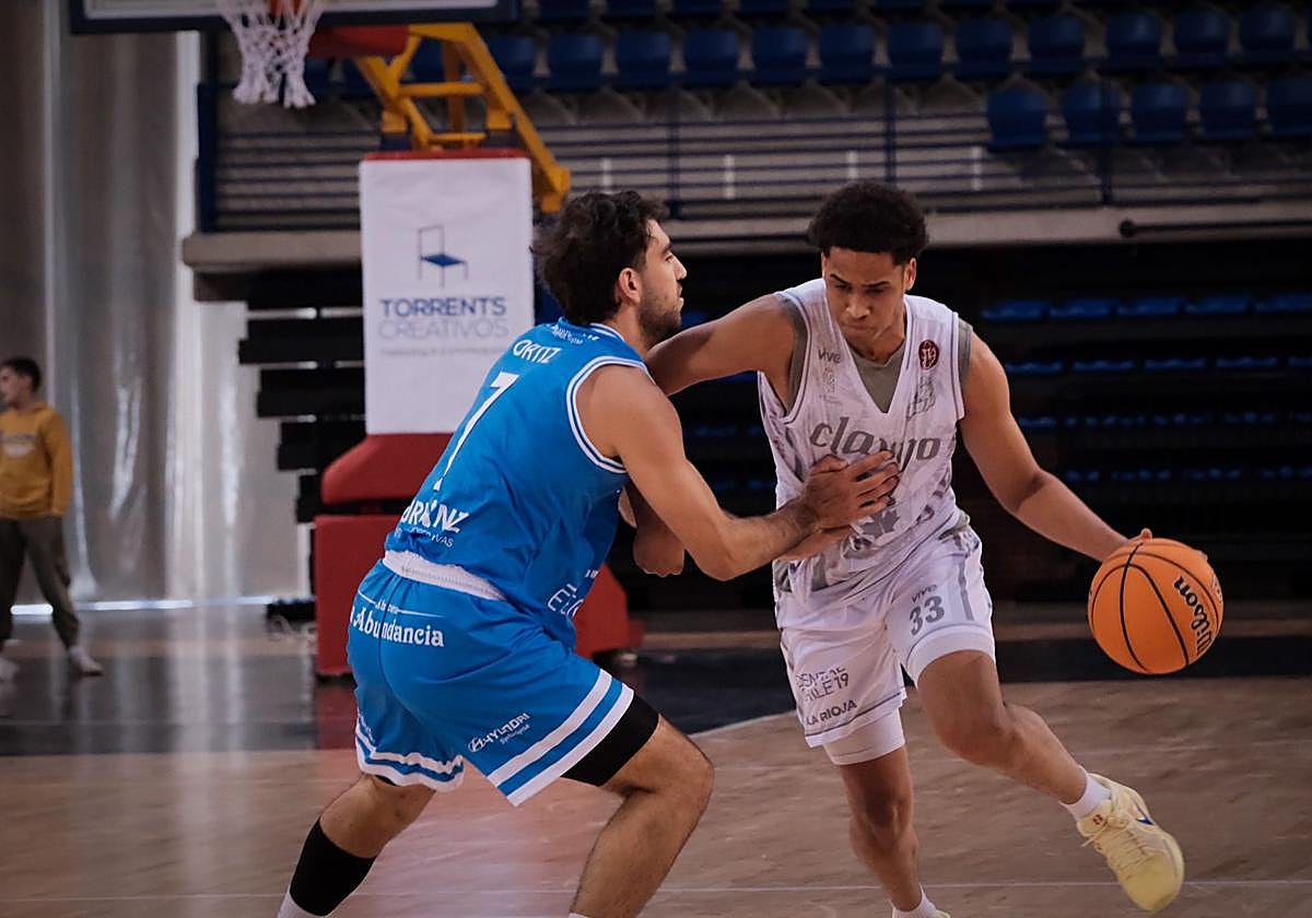 Kevin Torres intenta zafarse de la defensa de Ortiz.