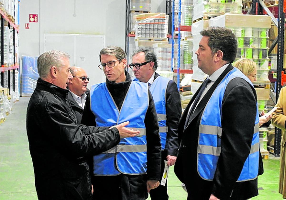 Capellán y Salaverri, en el centro, charlan con uno de los jefes.